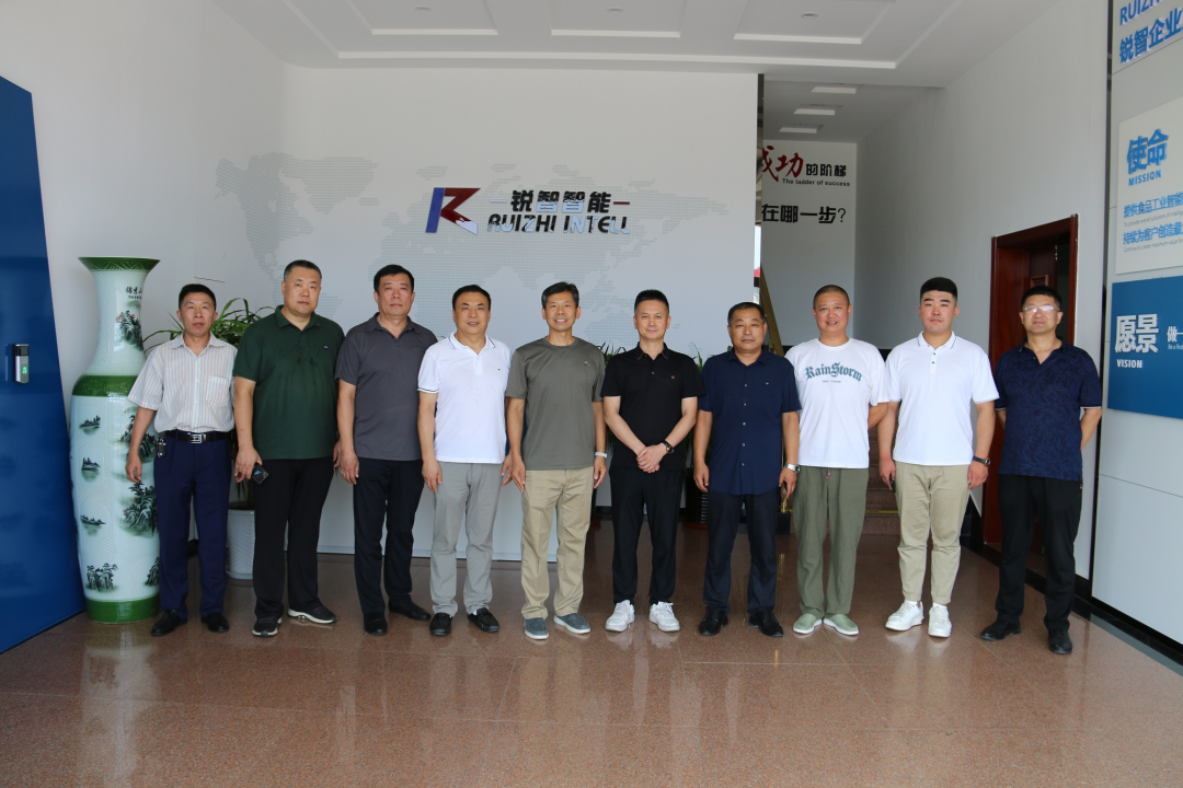 萊西市工商聯黨組書記張偉，副主席隋高峰帶領萊西市優(yōu)秀軍創(chuàng)企業(yè)家一行蒞臨銳智參觀指導！